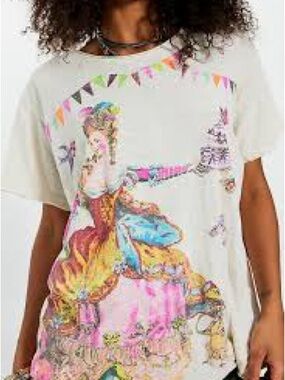Magnolia Pearl Queens Cake T Shirt